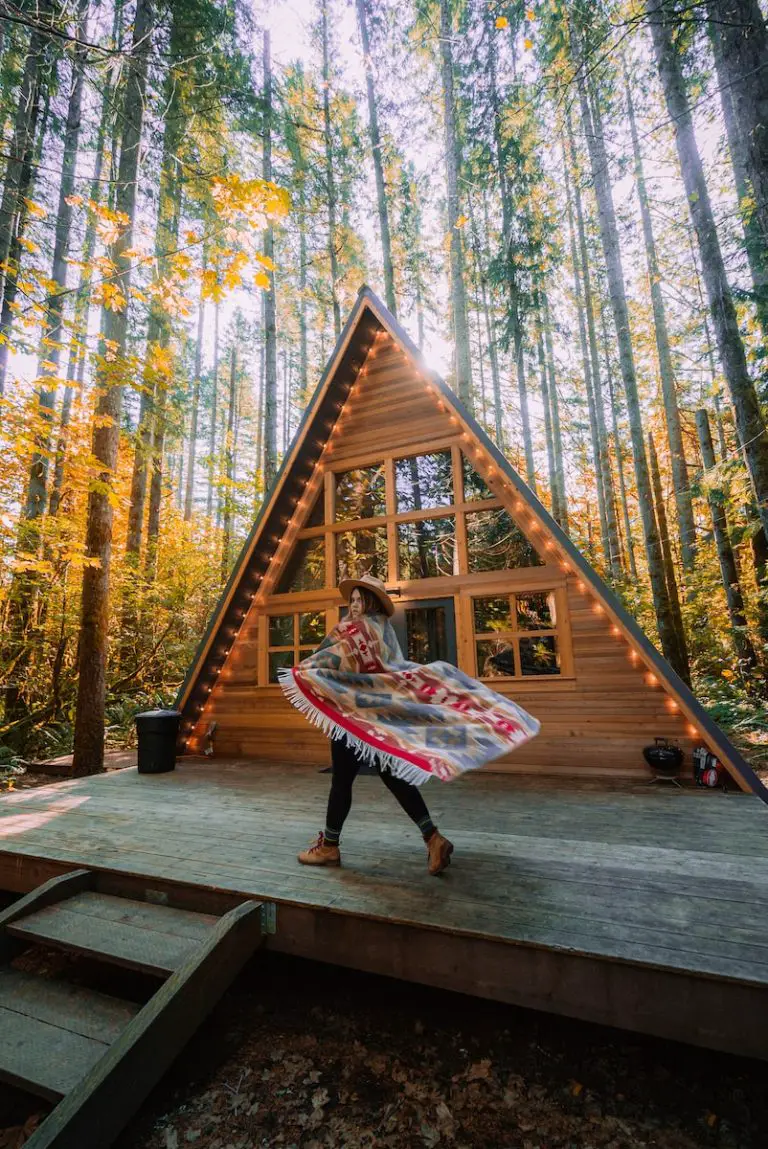 How do Airbnb hosts make money?